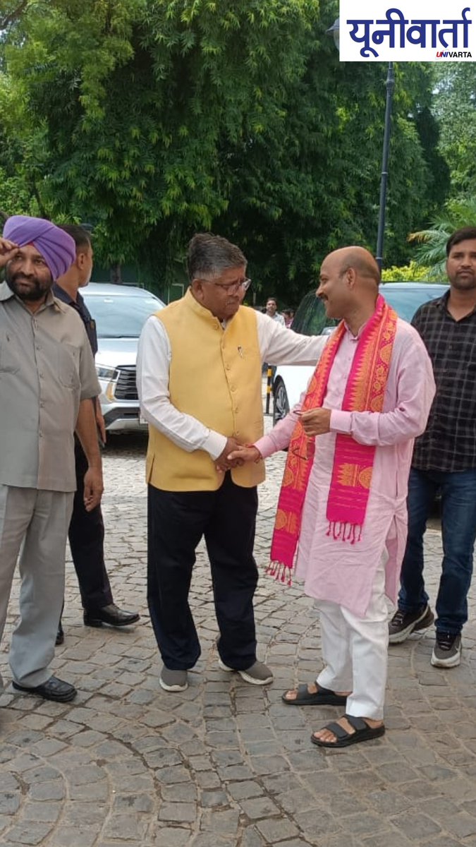 univartaindia1's tweet image. 📸 | भाजपा नेता रविशंकर प्रसाद और हरीश द्विवेदी कॉन्स्टिट्यूशन क्लब चुनाव में वोट डालने पहुंचे।

@rsprasad |  @HarishD_BJP | #RajivPratapRudy | #SanjeevBalyan | #ConstitutionClubofIndia | #RaviShankarPrasad | #HarishDwivedi