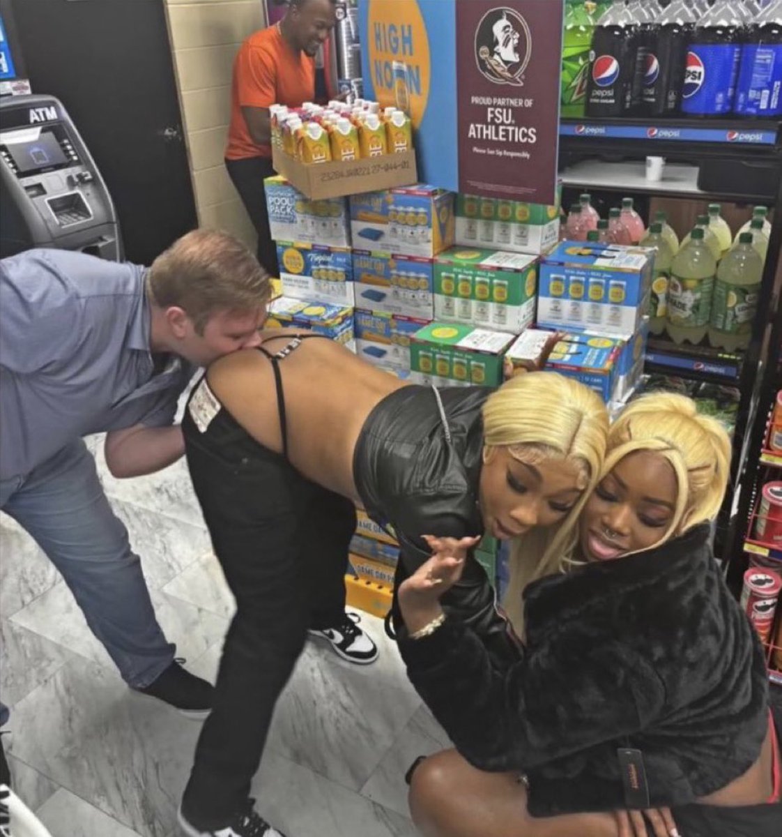 Wegen diesem "Zwischenfall" wackelt <a href="/Ayalecken/">Ayal Ecken</a> wohl als stellv. Filialleiter.