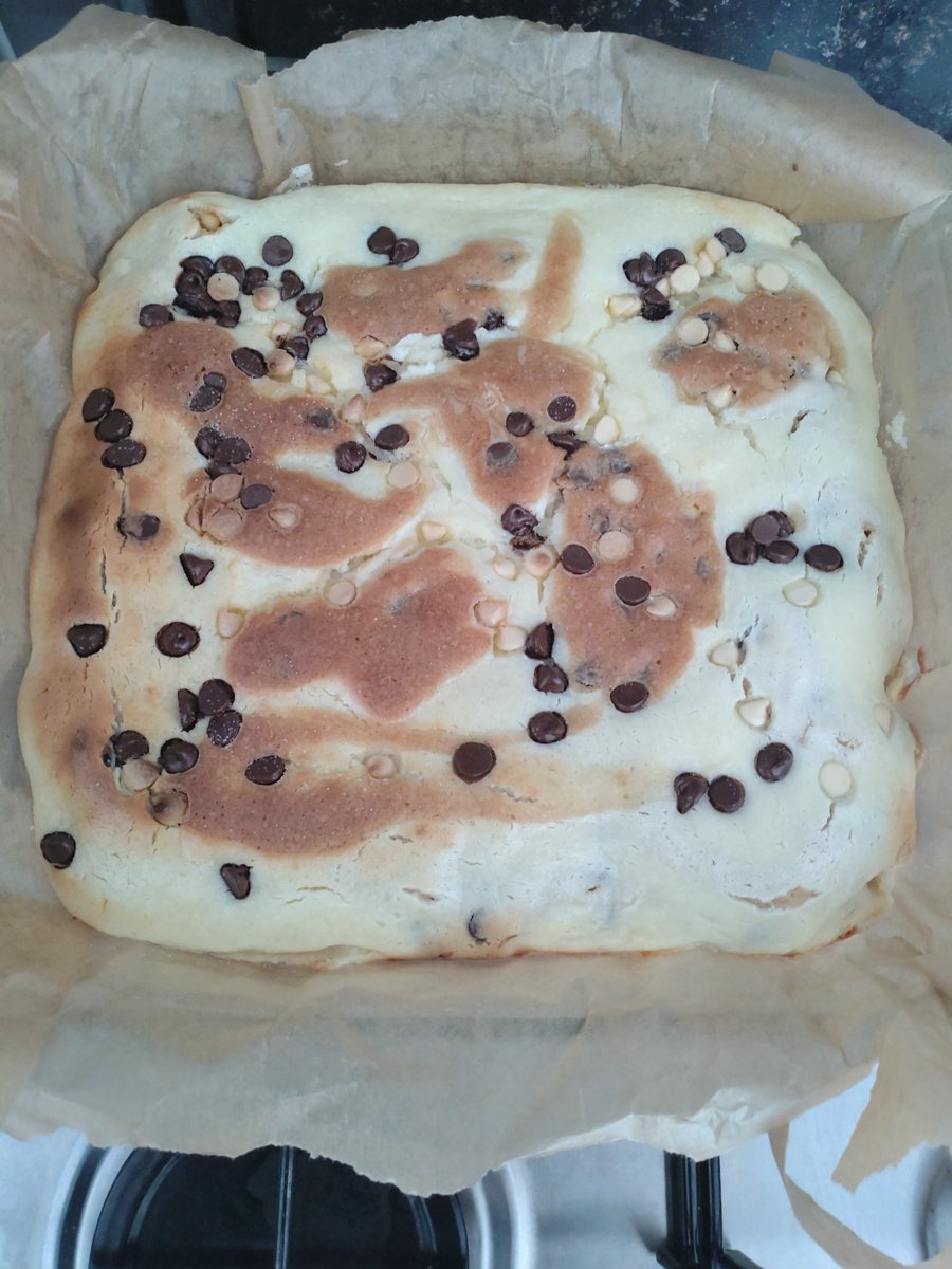 decided to get back into baking and made some Butter choc chip cheesecake bars yesterday. Really proud of how well they came out. 😋