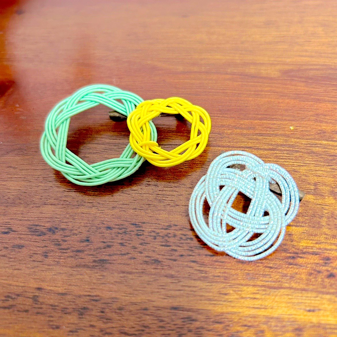 🍉夏休みの自由研究
その2　水引ブローチを作る
飯田フェスに参加出来なかったので、
あの水引ブローチを自分で作ってみよう！

まずは簡単な輪っかと菜の花結びに挑戦…！

紐は〝飯田水引〟という名前でなんとダイソーに売っていた！
初めてにしては、それなりに出来た？🐢
締めがもう少しかな。