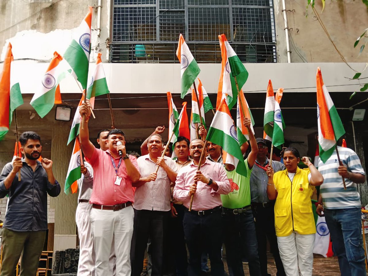 DMCentralDelhi's tweet photo. #HarGharTiranga Tiranga Rally conducted in Jhandewalan Cycle and toys Market with active participation of Market and Traders association. Jai Hind #IndependenceDay2025 https://t.co/iMZrCHGHIu