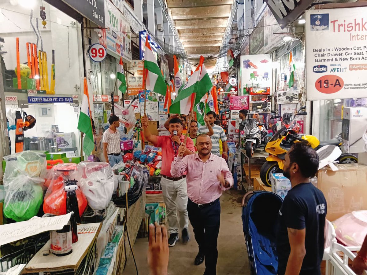 DMCentralDelhi's tweet photo. #HarGharTiranga Tiranga Rally conducted in Jhandewalan Cycle and toys Market with active participation of Market and Traders association. Jai Hind #IndependenceDay2025 https://t.co/iMZrCHGHIu