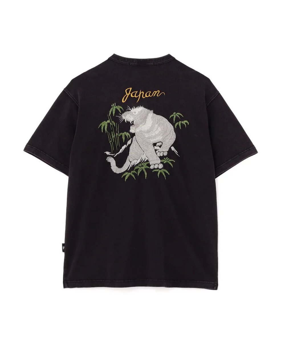 usonlinestore's tweet photo. AVIREX select！

《SOUVENIR COLLECTION》SUKA T-SHIRT ”TIGER”

price:¥11,000(税込)

https://t.co/ht8OyGth7L

#avirex #b2nd #beaver #garden #lhp #royalflash #schott #manastash #上野商会
#mixtokyo #tsi https://t.co/dIxvaeIyp2