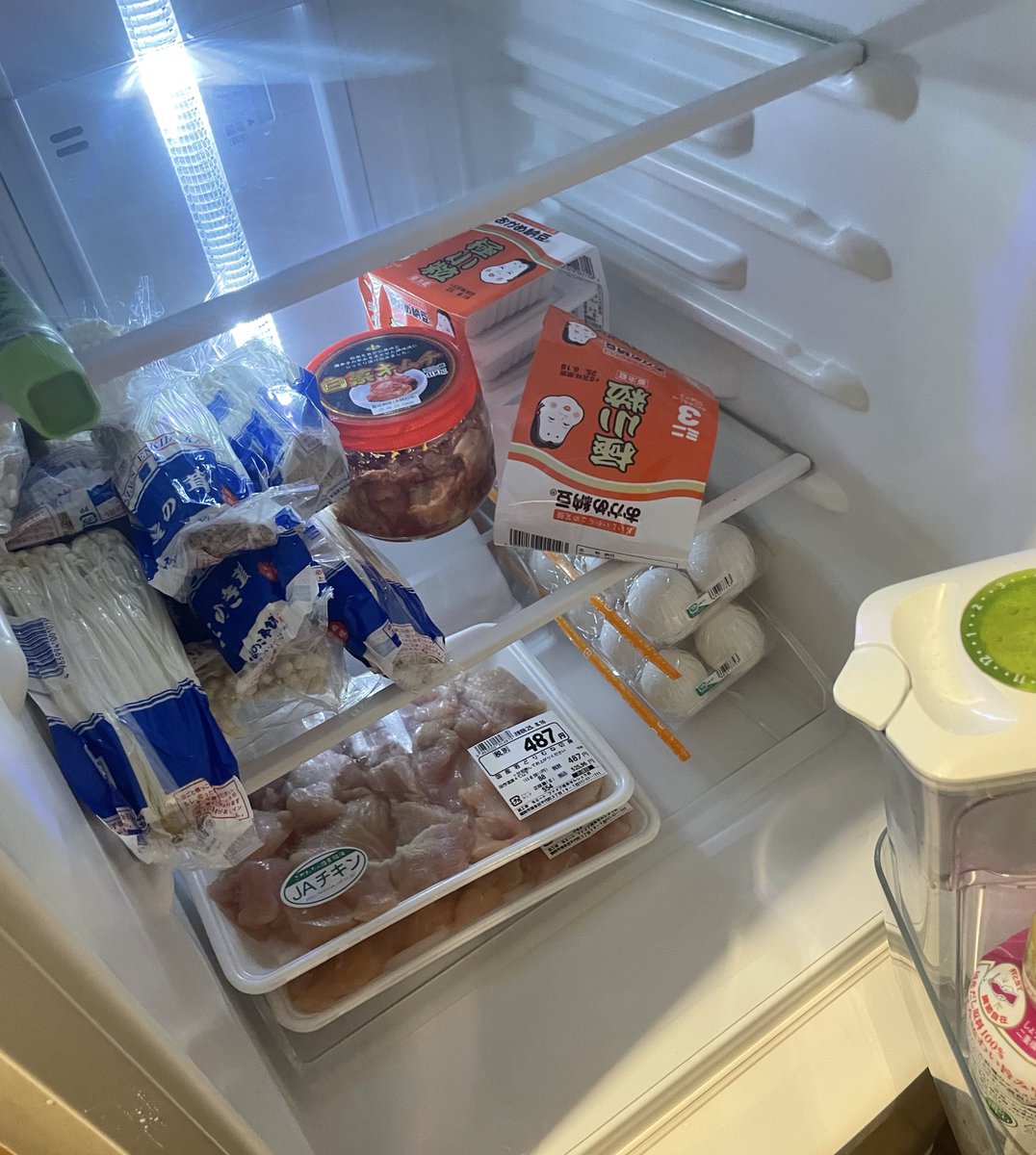 新しい冷蔵庫になったけど
スペース余りすぎている。
冷凍庫に入ってるイモと合わせて
4日分の食料。