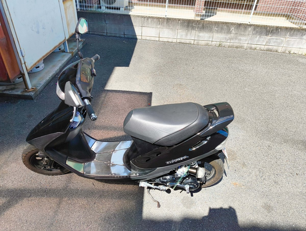 matuzakisyouta's tweet photo. 盗難発生
スーパーDio　AF27
カスタム車両　
チェッカー柄泥除け
新品カウル
フォグランプ　
ZXの羽
PWK24キャブ
V8チャンバー
アパート駐車場カメラ付で、ただいま警察官に確認してもらってます。
埼玉県加須市　
見つけた方に1万円差し上げます。 https://t.co/xImso2qa70