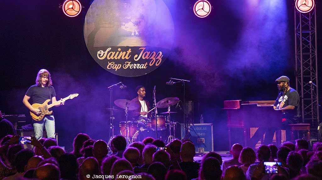 ✨ Saint Jazz Cap Ferrat 2025
🎤 Nirina Rakotomavo entre jazz, maloya et rock, suivie de Julien Lourau
🎺 Yazz Ahmed fusionne jazz et sonorités orientales, avant qu’un <a href="/DelvonLamarr/">Delvon Lamarr</a> Organ Trio survitaminé ne fasse groover le public
lejazzophone.com/livereport-sai…
lejazzophone.com/livereport-sai…