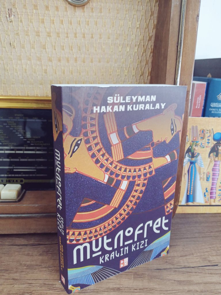 kuralay_hakan's tweet photo. Eski Mısır severler ve 
Günümüzden 3500 yıl önceki Mısır'ı merak edenler için,

"Görkemli bir hayatı hayal edenlerle, görkemli bir hayatı olanlar neyi hayal eder"

Mutnofret | Kralın Kızı https://t.co/uq0KQ9deaR