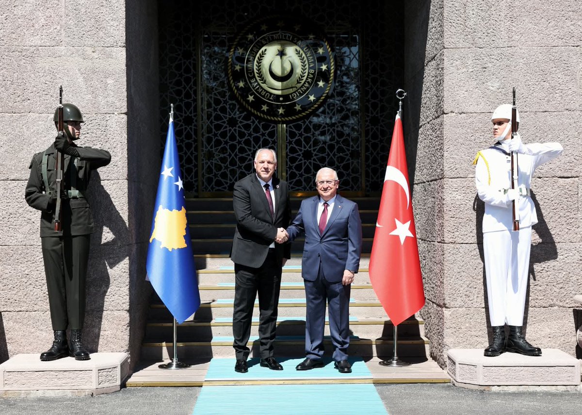 kdtp_org's tweet photo. Genel Başkanımız ve Bölgesel Kalkınma Bakanımız @DamkaFikrim, Ankara’daki temasları kapsamında Millî Savunma Bakanı Yaşar Güler ile Millî Savunma Bakanlığında bir araya geldi.

#KDTP #FikrimDamka #YaşarGüler https://t.co/RKod2W1ocF