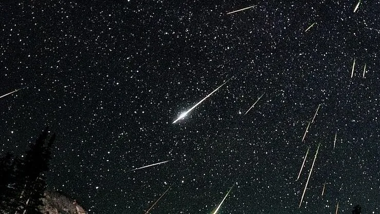 populicc's tweet photo. Bu gece yılın en yoğun Perseid meteor yağmuru yaşanacak.

•Gökyüzünde saatte 100’e yakın meteor görülebilecek.
•Olay Türkiye’de karanlık ve şehirden uzak noktalarda izlenebilecek. https://t.co/iXGwHqoct9