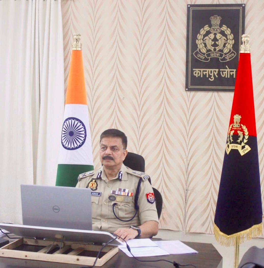 पुलिस महानिदेशक, उ0प्र0 महोदय की 10 प्राथमिकताओं से आच्छादित विषय ‘‘ प्रौद्योगिकी और ए0आई0 का विभिन्न प्राथमिकताओं व पुलिसिंग में प्रयोग ’’ के सम्बन्ध में अपर पुलिस महानिदेशक, तकनीकी सेवायें, उ0प्र0 द्वारा प्रस्तुतीकरण किया गया। (1/2)
