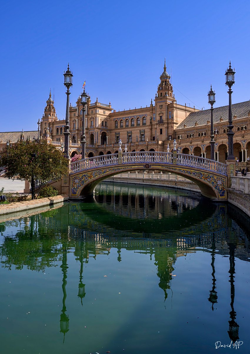 Reflejos de agosto… de una arquitectura muy reconocible de la marca “Sevilla” por el gran Aníbal González.
