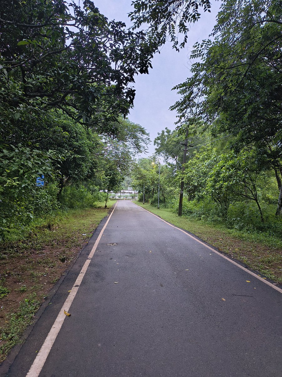 Teri muskaan se shuru hoti hai meri subah,
Tere khayalon se hi hoti hai shaam suhaani.
Tu paas na ho to lagta hai adhoora sa,
Jaise chaand ho magar roshni purani.❤️✨