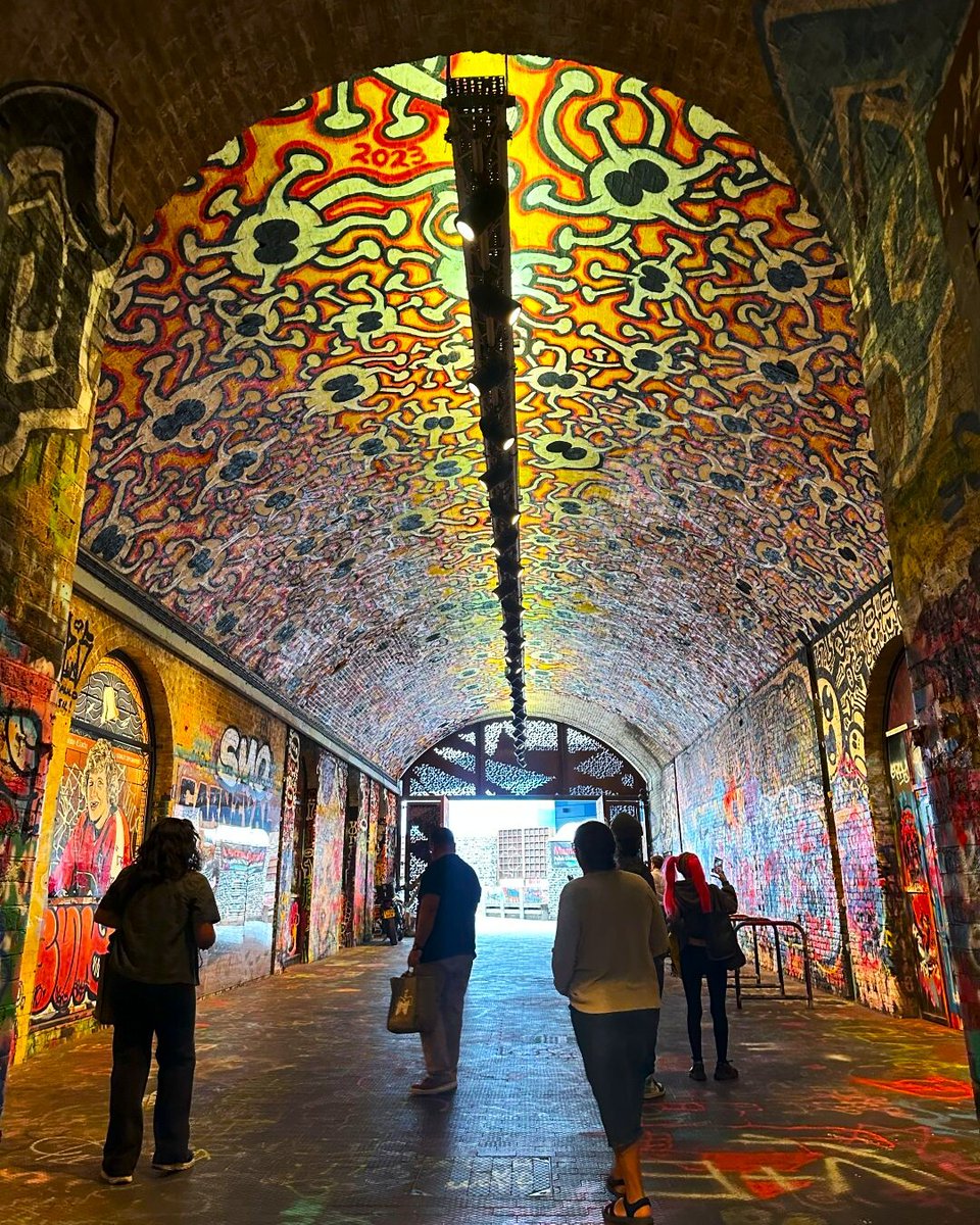 A ceiling that stops you in your tracks 🎨✨ 
 Every visit to Leake Street Arches is a walk through London’s boldest open-air gallery. 

. 

. 

. 

#leakestreetarches#leakestreet#leakestreettunnel#leakestreetgraffiti #graffiti#graffititunnel#urbanartgallery#waterloo#southbank
