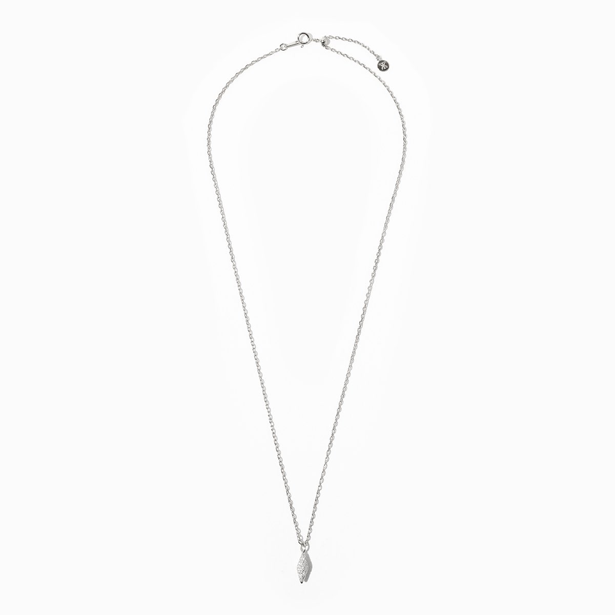 THORN LANE NECKLACE

棘をイメージしたトップに小さな
ストーンを全面に施したネックレス。
トップが際立つようにチェーンは
華奢なものをチョイス。
素肌に馴染み、ジェンダーレス・
シーズンレスで活躍するネックレスに。
スライド金具で長さ調整が可能なので
レイヤードスタイルも