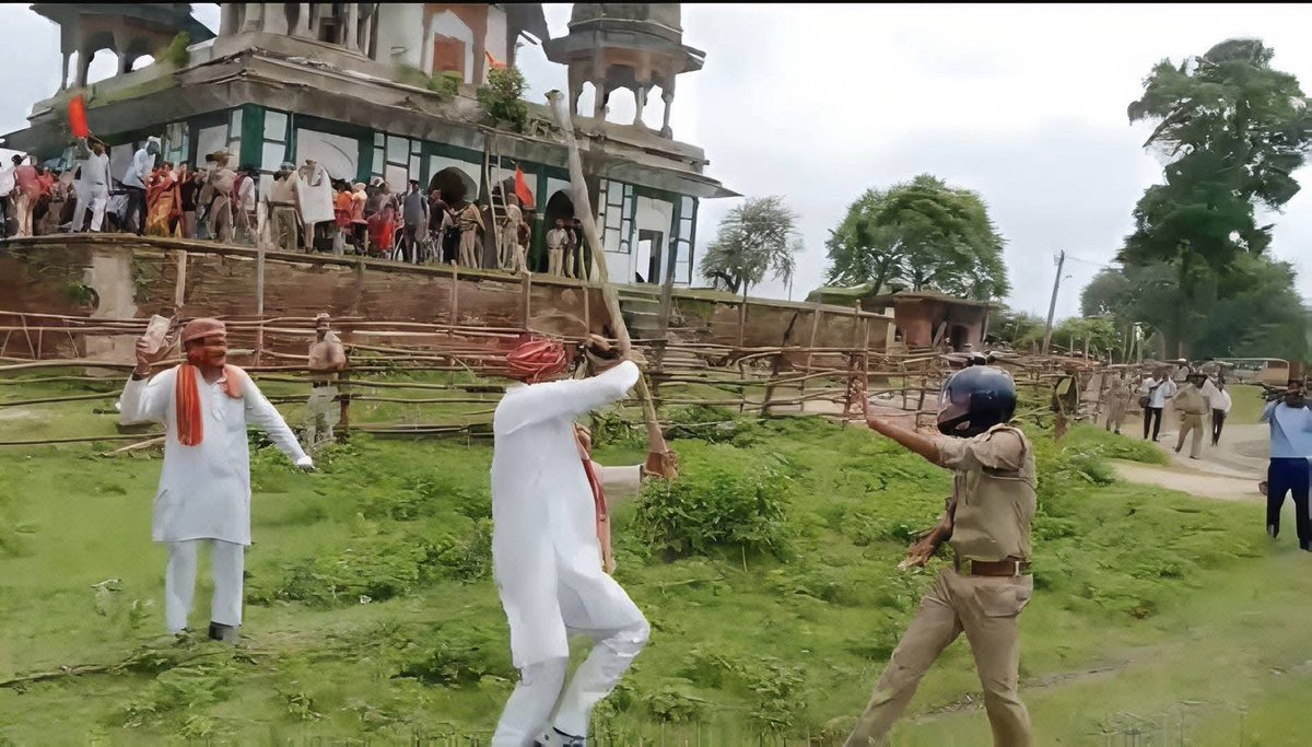 दंगाइयों के सामने बेबस यूपी पुलिस!!
#Fatehpur
#घटना