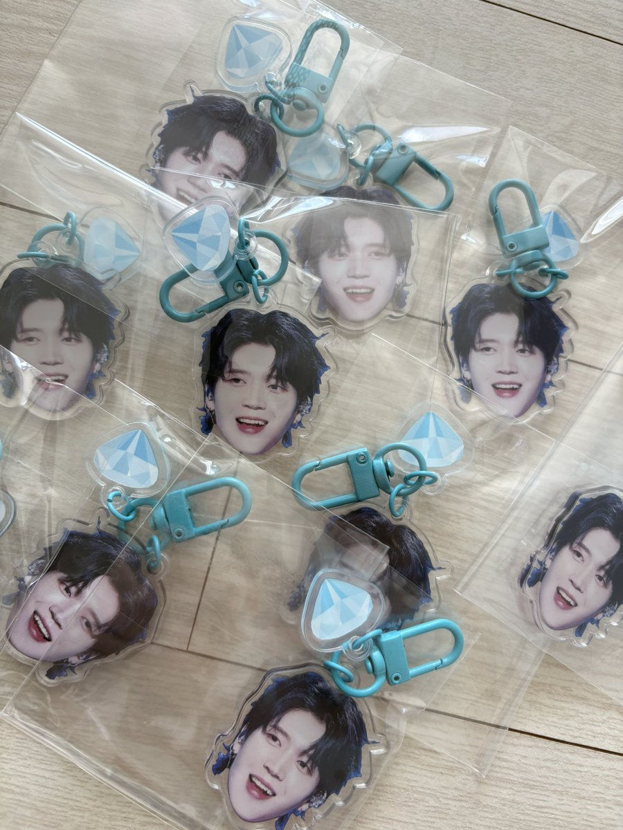 0nstar__'s tweet photo. ⊱ ۫ ׅ✧ 식목일 5 나눔 진행 =͟͟͞♡

키링(오렌지) 총수량 20개 : 양일 10개씩
키링(연블루) 총수량 10개 : 양일 5개씩
키링(핑크) 총수량 10개 : 양일 5개씩

🌱 8.16 / 8.17 공연시작전
🌱 게시물 RT / 팔로우 확인합니다 •◡̎•
🌱 당일 착장 / 장소 타래로 공지 예정

많은 관심부탁드립니다 (*ᴗ͈ˬᴗ͈)ꕤ*.ﾟ

+ 스티커는 사진 원소유자 분께서 요청하셔서 나눔 안하겠습니다:) 
앞으로는 조심하도록 하겠습니다^^