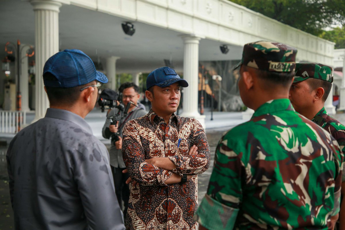 KemensetnegRI's tweet photo. Mensesneg: 16 Ribu Undangan Hadiri Peringatan HUT Ke-80 Kemerdekaan RI

Menteri Sekretaris Negara, Prasetyo Hadi memastikan total 16 ribu tamu undangan akan menghadiri peringatan HUT Ke-80 Kemerdekaan Republik Indonesia di Istana Merdeka, Jakarta, tanggal 17 Agustus nanti. Rencananya pada setiap sesi, pagi dan sore hari, masing-masing akan dihadiri oleh 8.000 undangan. Pernyataan tersebut disampaikan Mensesneg kepada awak media usai menyaksikan gladi kotor rangkaian peringatan HUT Ke-80 RI di Istana Merdeka, Jakarta, Selasa (12/08/2025). 

Mengenai busana saat mengikuti rangkaian acara di Istana, Mensesneg menjelaskan bahwa tamu undangan resmi diharapkan mengenakan pakaian adat seperti tahun sebelumnya. Sementara bagi masyarakat umum yang hadir, Istana tidak mewajibkan masyarakat untuk mengenakan pakaian tertentu. (1/2)
