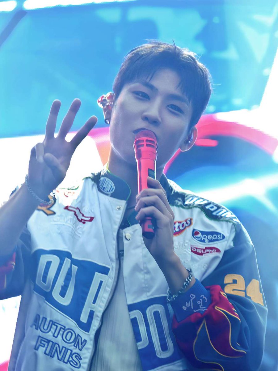 우튜브 3주뒤에 만나요

(스모그가득한사진살리는건이게최선이야...)
250809 #박우진 #PARKWOOJIN #AB6IX