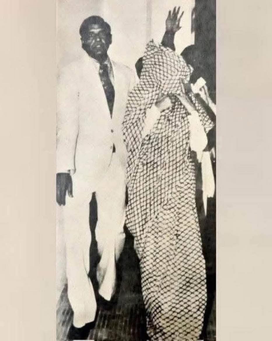 वोट चोरी के आरोप में अदालत से सजा पा कर बाहर आती ....एक नेता....
सन 1975 स्थान-तत्कलीन इलाहाबाद !! 
पहचाना…..????