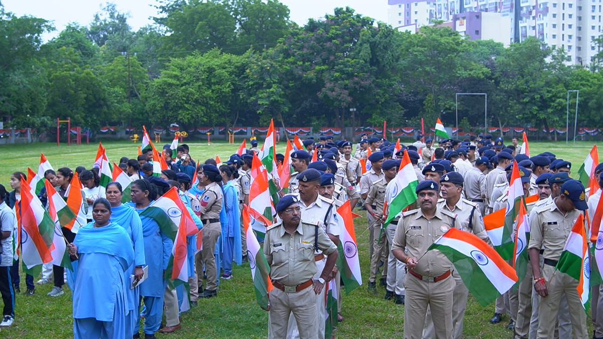 "हर घर तिरंगा - हर घर स्वच्छता" अभियान के तहत इंदौर पुलिस ने स्कूल के बच्चों एवं युवाओं के साथ मिलकर निकाला, तिरंगा मार्च पास्ट।
लोगों में देश के गौरव तिरंगे के प्रति जन जागरूकता लाने के उद्देश्य से, सड़को पर तिरंगा लेकर निकले स्कूली बच्चें व पुलिसकर्मी।