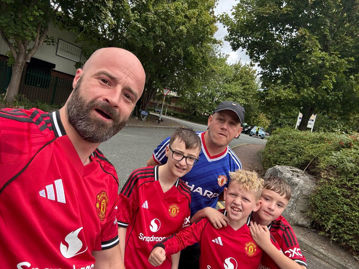ITVPOLLVOTES's tweet photo. @ManUtd when the boys have a day out ⚽️ https://t.co/KOgBJIZQcb