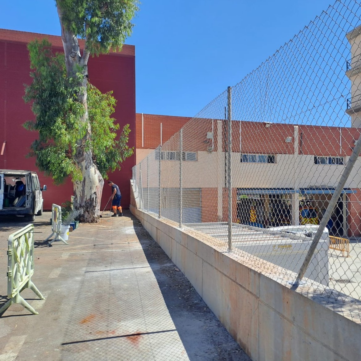 SPTorremolinos's tweet photo. Operarios de SAMSET han trabajado estos días en la reposición del vallado que hay en la explanada exterior del Parque de Bomberos, en Calle Antonio Márquez Muñoz, en la zona de El Pinillo 🛠
#Torremolinos #ServiciosPúblicos #Mantenimiento #SAMSET #ServiciosOperativos https://t.co/bETFjSYENB