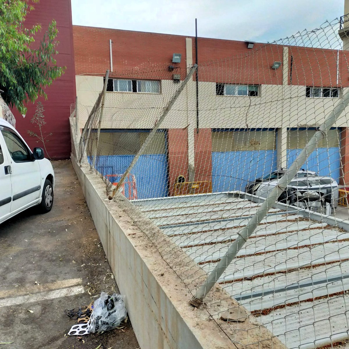 SPTorremolinos's tweet photo. Operarios de SAMSET han trabajado estos días en la reposición del vallado que hay en la explanada exterior del Parque de Bomberos, en Calle Antonio Márquez Muñoz, en la zona de El Pinillo 🛠
#Torremolinos #ServiciosPúblicos #Mantenimiento #SAMSET #ServiciosOperativos https://t.co/bETFjSYENB