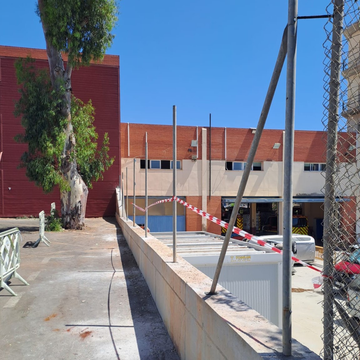 SPTorremolinos's tweet photo. Operarios de SAMSET han trabajado estos días en la reposición del vallado que hay en la explanada exterior del Parque de Bomberos, en Calle Antonio Márquez Muñoz, en la zona de El Pinillo 🛠
#Torremolinos #ServiciosPúblicos #Mantenimiento #SAMSET #ServiciosOperativos https://t.co/bETFjSYENB