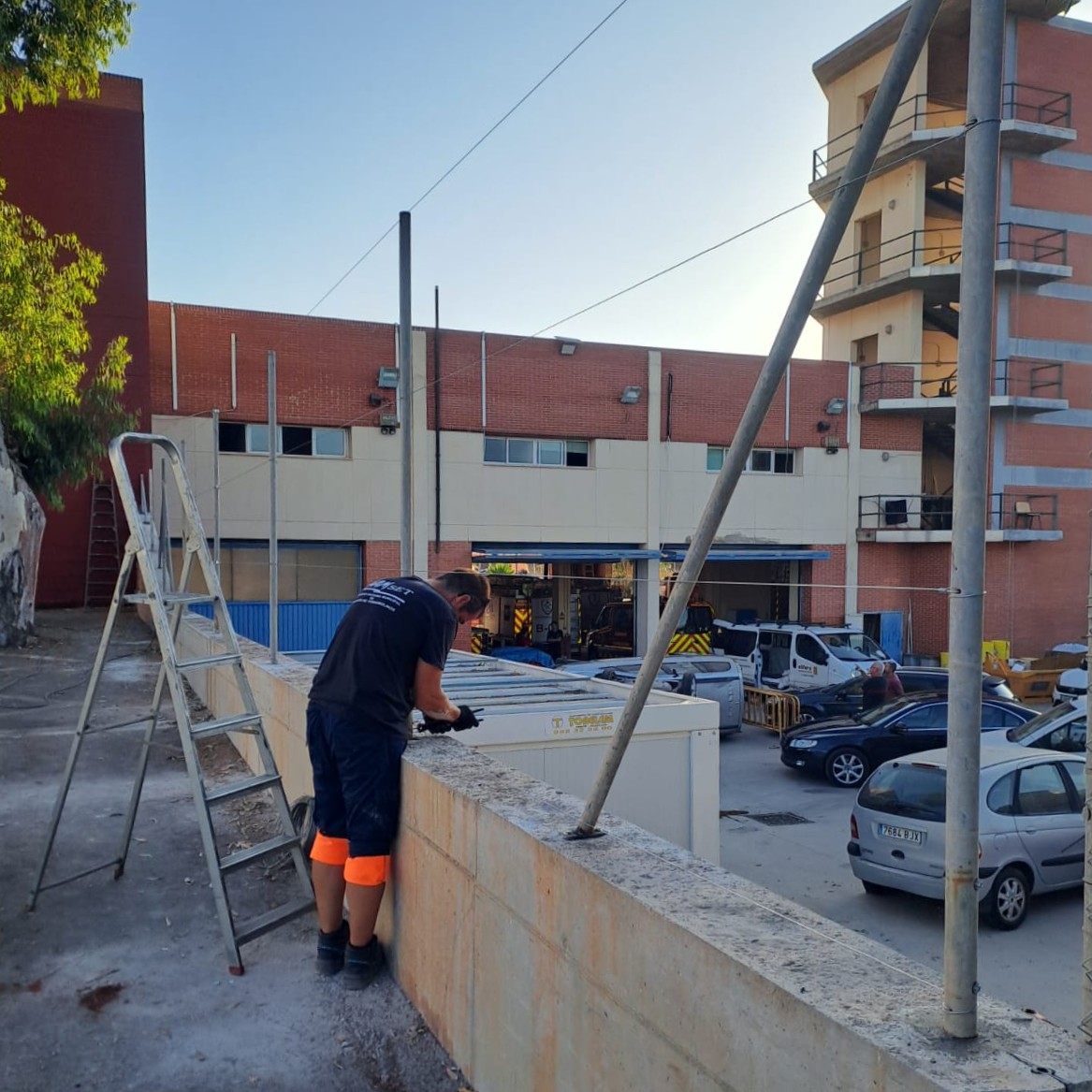 SPTorremolinos's tweet photo. Operarios de SAMSET han trabajado estos días en la reposición del vallado que hay en la explanada exterior del Parque de Bomberos, en Calle Antonio Márquez Muñoz, en la zona de El Pinillo 🛠
#Torremolinos #ServiciosPúblicos #Mantenimiento #SAMSET #ServiciosOperativos https://t.co/bETFjSYENB