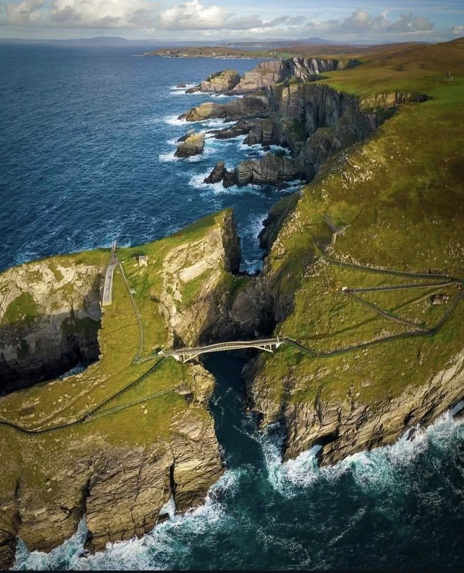 ThisIsIreland3's tweet photo. Mizen Head is one of the most southwesterly points in Ireland, located in Co.Cork📍☘️

It's famous for its dramatic cliffs, rugged coastline &amp; the Mizen Head Signal Station, which was built to warn ships of the treacherous rocks 🌊🌊

📸 kevineasa

#Westcork #Mizen #Ireland #Cork https://t.co/IlTAYd8Gmu