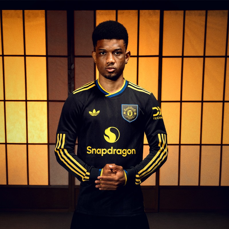 ManUtd's tweet photo. The devil is in the detail 🖤💛
