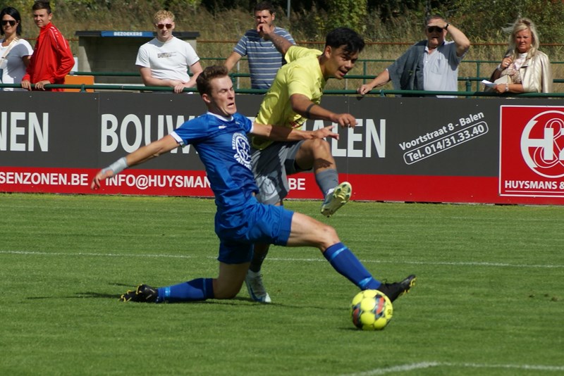 Eindhovenaar Joey van Casand (22) is aangesloten bij KFC Turnhout, dat uitkomt op het vijfde niveau van België. De verdediger voetbalde eerder bij Brabantia, PSV, FC Eindhoven en UNA en speelt sinds februari 2024 in België. Eerst bij Kattenbos en vorig seizoen bij Wezel Sport B.