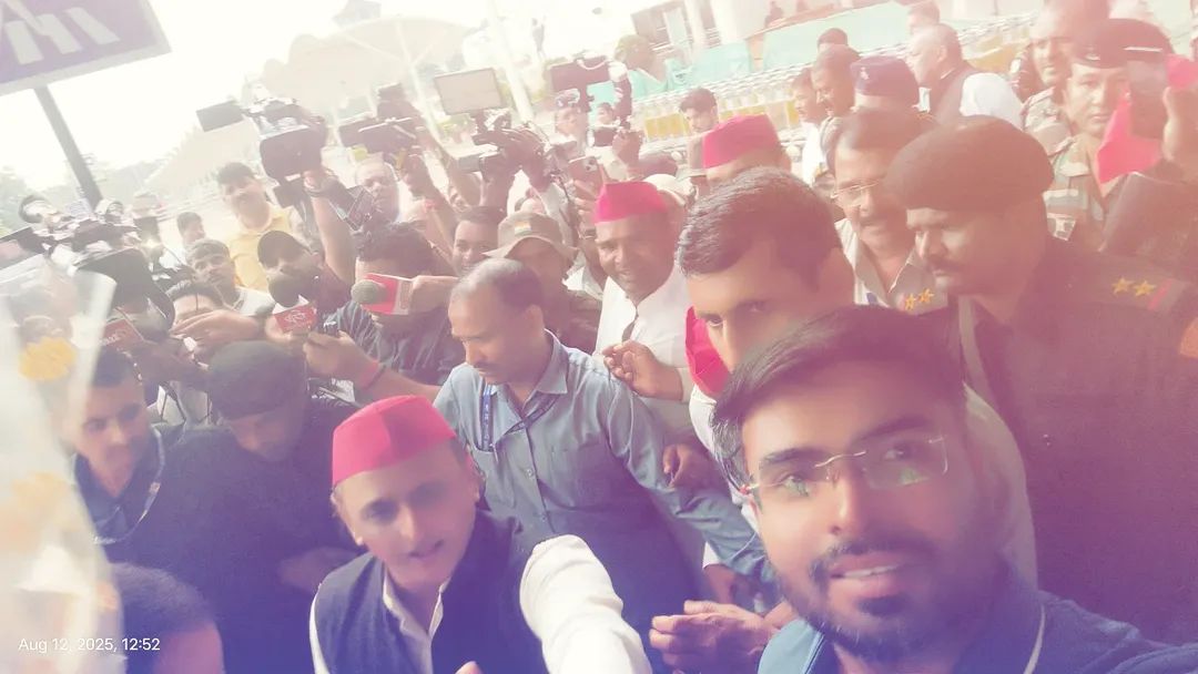 rahulkrdubey's tweet photo. @samajwadiparty नेता मा• @yadavakhilesh जी आज #ranchiAirport से #shibusoran जी को श्रद्धांजलि देने #Nemra @HemantSorenJMM जी यहां जाने के क्रम में एक सेल्फी https://t.co/dygPrTdkvF