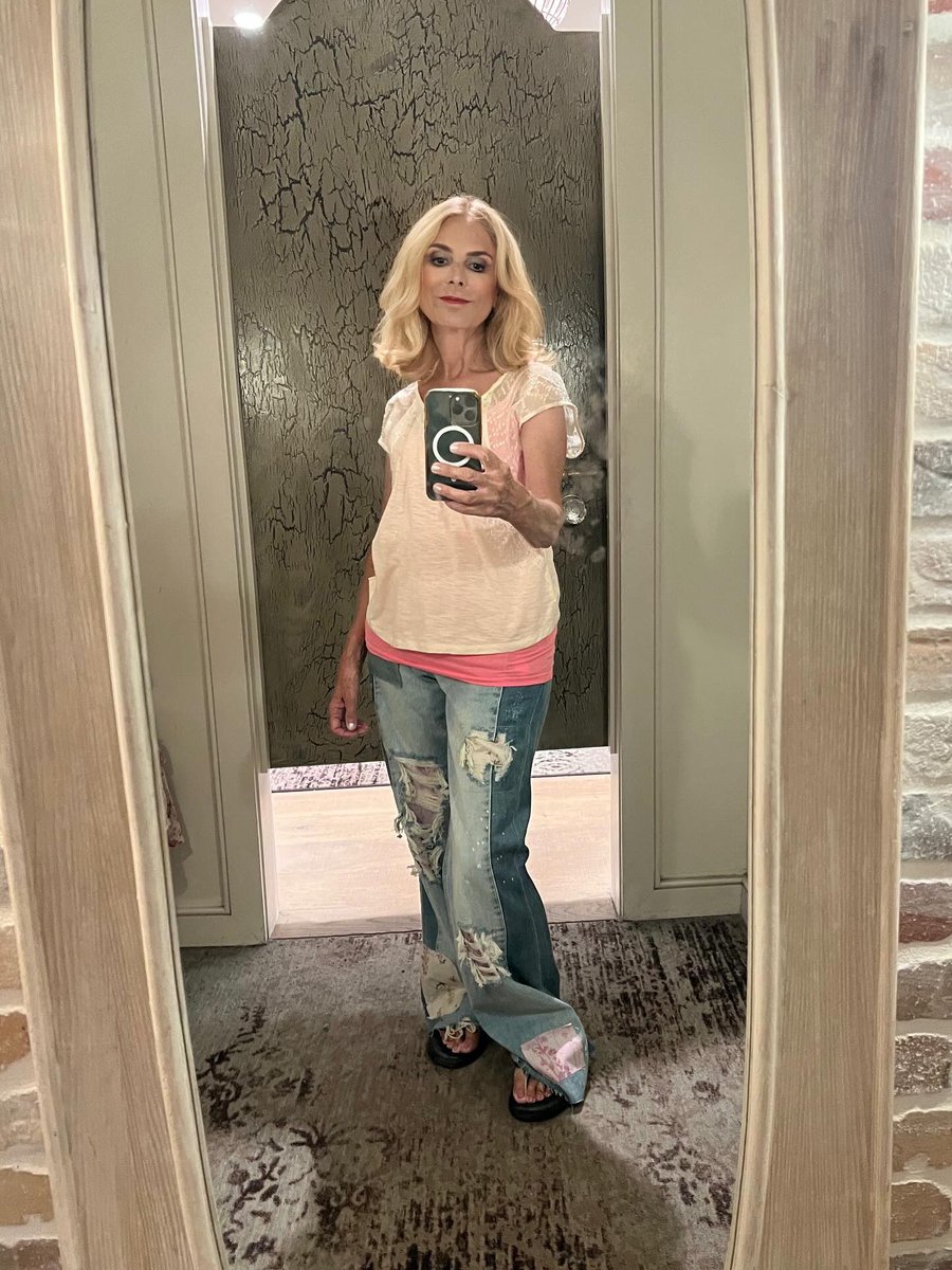 susieconnects's tweet photo. The delimma about "Susie Patchwork Jeans" @altardstate ๐ If only they weren't 4 inches too long #bluejeans #altardstate #happymonday https://t.co/TDqKueha9v