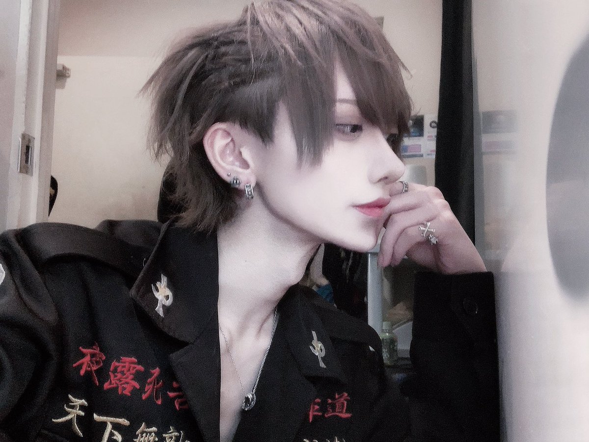 amato_XPIA's tweet photo. 今度5年ぶりに友達と会うんだけど今これで不安

5年前⬇️                               現在⬇️ https://t.co/ptmM7UjAd6