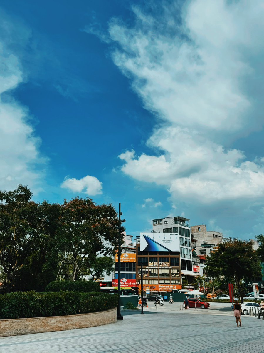 AnnaNguyen1921's tweet image. At times, all you see are the drifting clouds in a tranquil sky.
What occupies your mind is known only to you.
And so, every sound beneath seems not to exist.
You call that a state of mind…

#SilentThough 
#StateOfMind