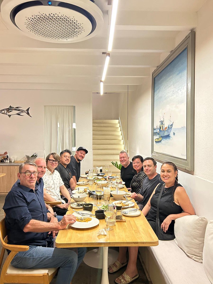 JimmyBarnes's tweet photo. It’s not often that we get a chance to sit down for a dinner with our crew. The show wouldn’t go on without these guys. I hope you know that you are appreciated. #roadcrew 

@iamjackiebarnes @jane13barnes https://t.co/zcLKloVeJL