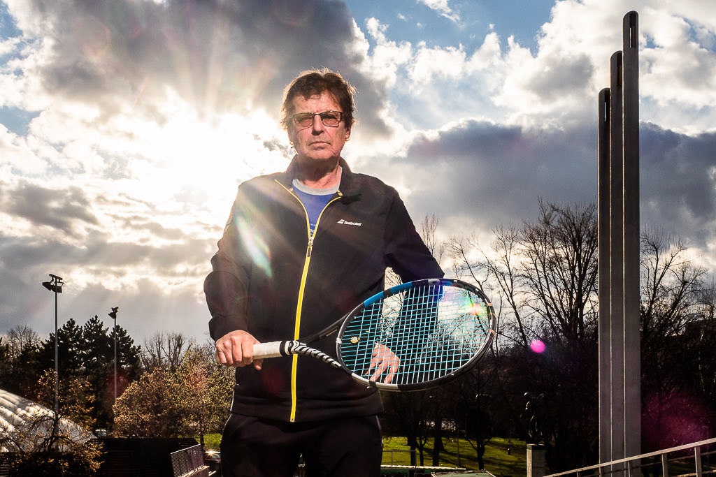 🎾🎙️Nový audiopříběh | Jiří Hřebec

Poslechněte si příběh Bez frází, který je o nenávisti k Bolševikům, ale především o lásce k tenisu. Ke hře, kterou Jiří Hřebec ovládl, aby ji následně učil další generace.

🗣️Načetl vám ho vynikající Miloš Pokorný.

📸Jana Mensatorová