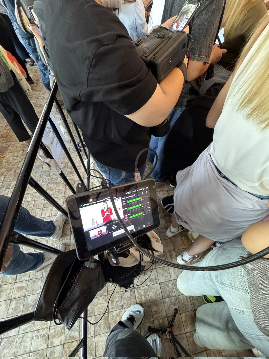 คัลเจอร์ช็อคด้อมซีนุนิวมากอะไรใหม่ๆบ้านเค้ามีทีมไลฟ์สดแบบบจริงจังมากก ปกติเคยเห็นแต่ไลฟ์สดแบบกล้องทั่วไปอ่ะแต่นี่คือมีทีมไลฟ์แบบชัดเจน ภาพชัดเสียงชัดคุณภาพเริ่ด ไลฟ์ทั้งในยูทูปและXเลยอ่ะ แล้วงานไหนประกาศว่าไม่มีไลฟ์ก็ไม่มีปัญหาจ้าเพราะฉันมีทีมเอออเก๋อ่ะ