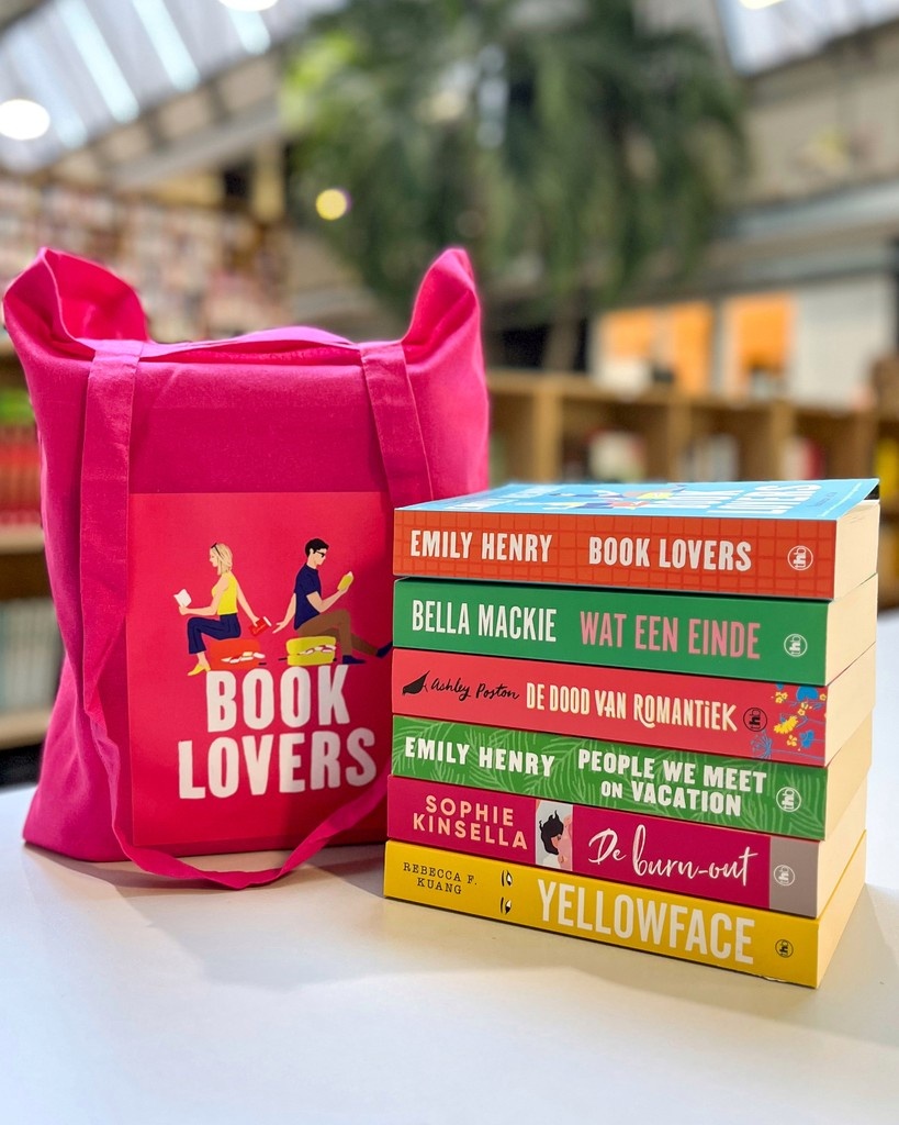 Heb jij onze TikTok toppers actie al gespot in de boekhandel? Je kunt nu 2 van de deelnemende titels scoren voor maar €19,99 en je krijgt er ook nog eens deze te leuke tote bag bij! Te vinden in heel veel boekhandels, dus go go go! 📚️🩷