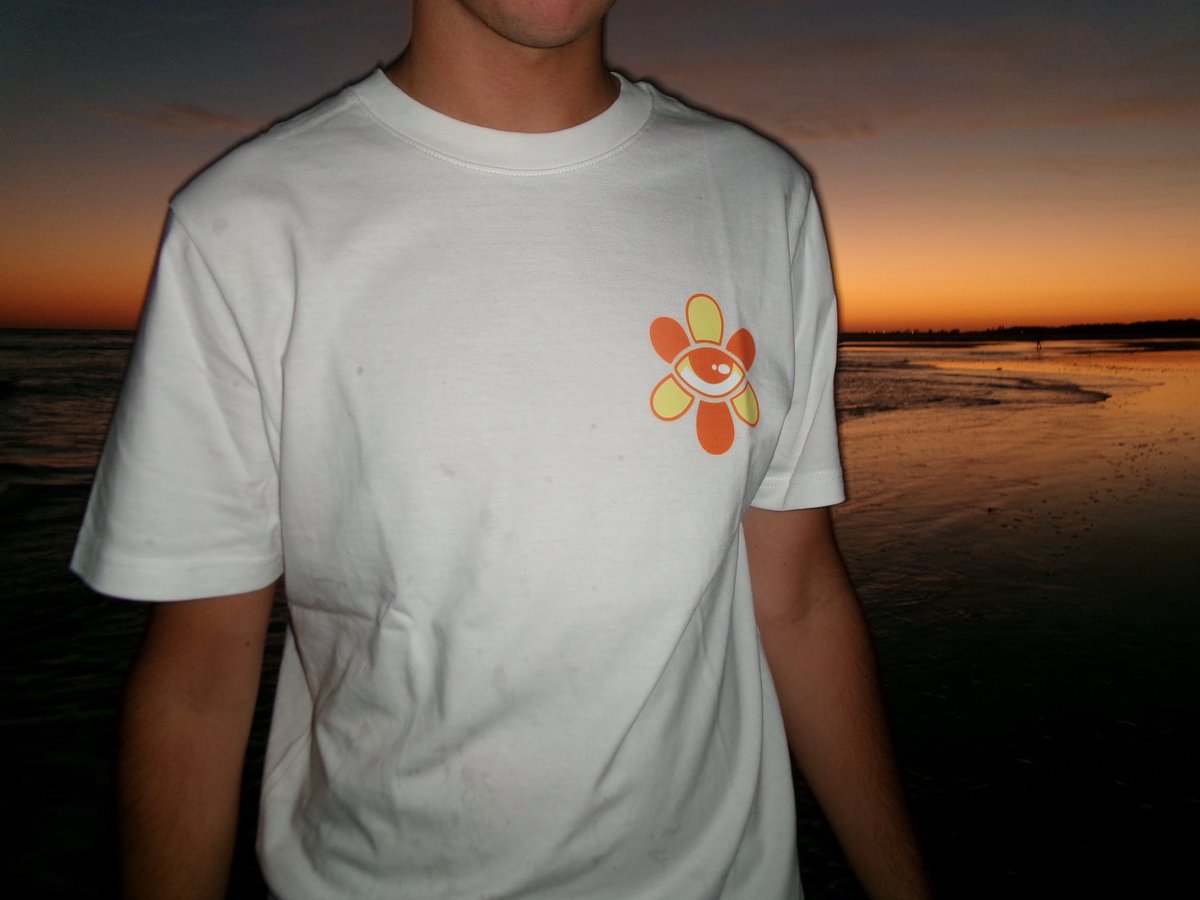 j’ai besoin d’acheter des nouvelles toiles.. alors si vous voulez m’aider en m’achetant un tee shirt, DM moi 🫶🌸