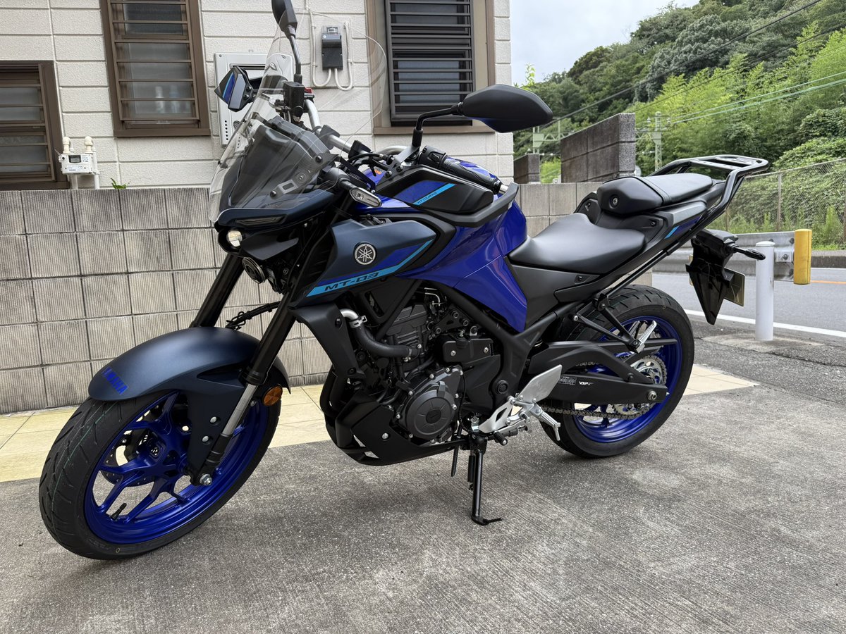 祝🎊納車
ヤマハのMT03
足付き良くなりましたって聞いて跨りに行って、足が付いたら…買うよね。
今回のは長く乗るつもりです。