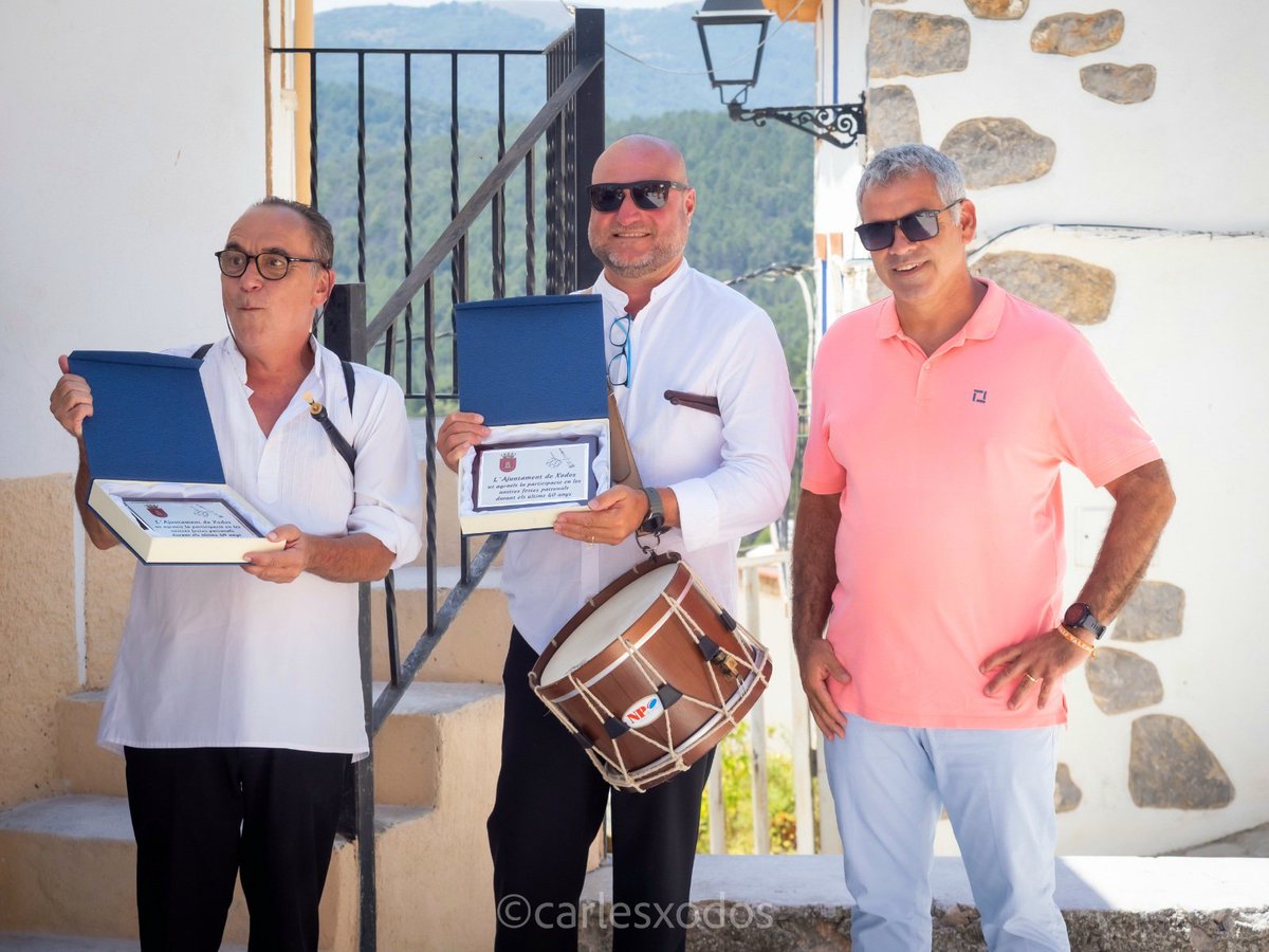Moltes gràcies al poble de Xodos, per aquests 40 anys de confiança en nosaltres, per a tocar en les festes patronals a San Cristofol, i la recuperació del Ball del dolçainer.
Dolçaina, Alejandro Blay 
Tabal, Manuel Mercader.