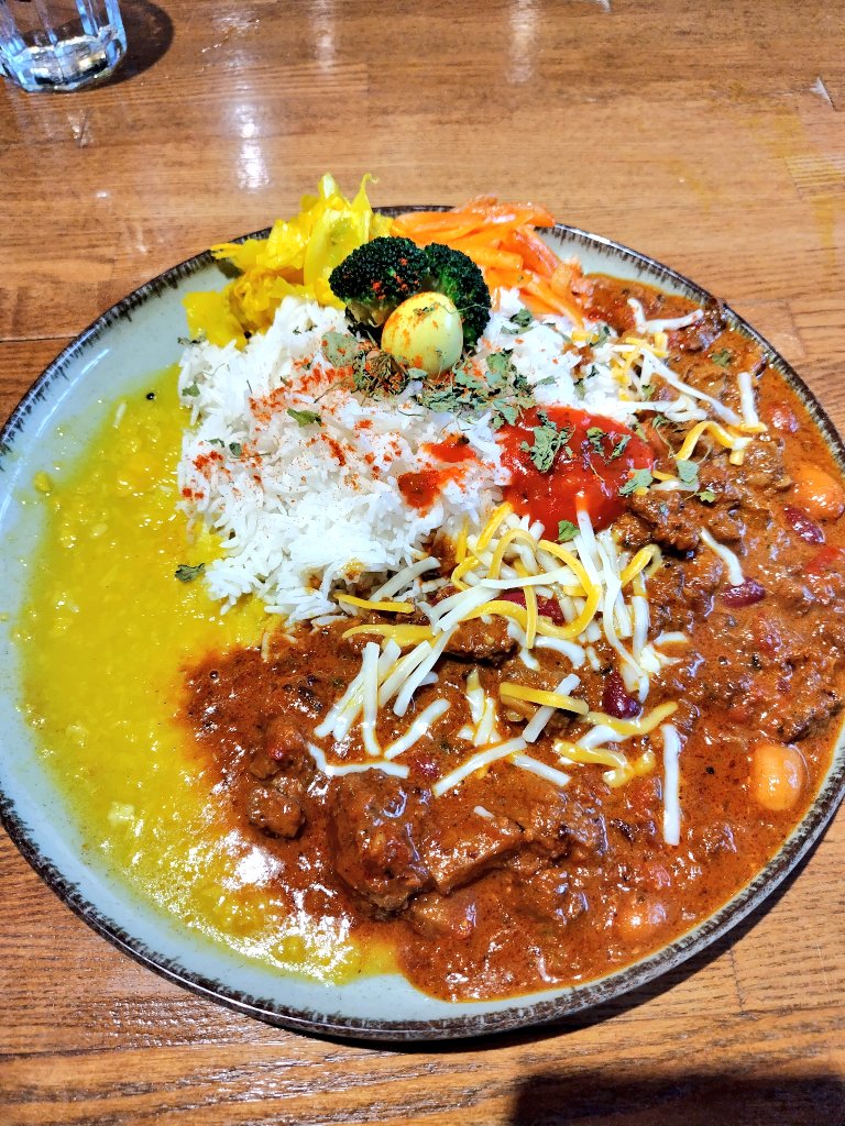 Saboryman_Tokyo's tweet photo. 今日のお昼ごはんは、中野坂上のFIFTYさんでスパイスカレー。
今日は、なんだっけなぁ…牛とキドニービーンズのチリコンカン風、みたいな。
写真だけでも充分伝わると思いますが、とても美味しかったです。あと3杯くらい食べたいです。
#お昼ごはん
#スパイスカレー
#サラメシ
#SpiceCurryFIFTY https://t.co/dByW4X0sI8