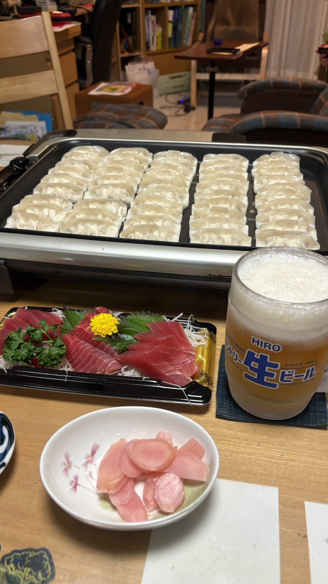 餃子パーティ🥟
焼けるまで岩下の新生姜とマグロでカンパーイ🍻