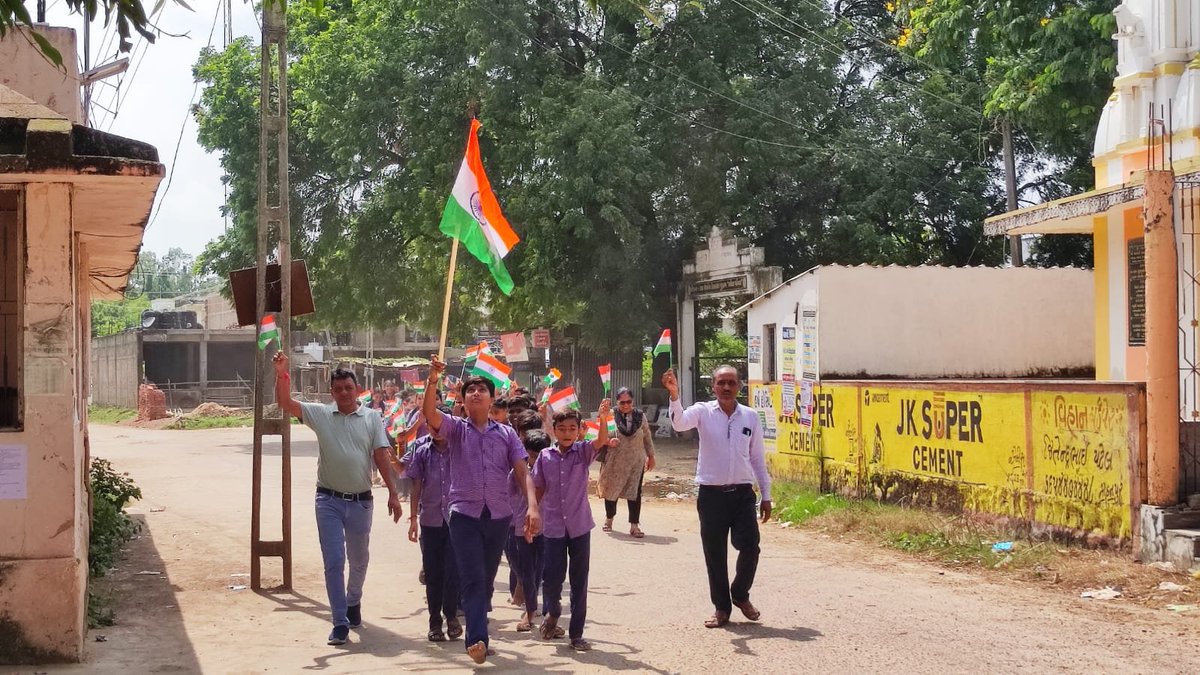 mohanpurgp1963's tweet photo. મોહનપુર ગામે તિરંગા યાત્રા નુ આયોજન કરવામાં આવ્યું

#harghartiranga
#Hargharswacchta
@SBMR_Gujarat
@CRDGUJRAT
@SBMTALOD
@TPTalod
@sabarkanthadp
@DrdaSabarkantha https://t.co/j7SX5WQlW1