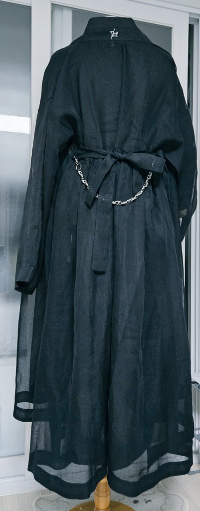 천의무봉 - 평생 위시였던 한복. 소매 조절 가능해서 좋았다 :) 구김도 거의 안감.
티엠쓰리 - 뒷쪽에 사슬과 노리개 달 수있는 곳이 있고, 품 조절한 끈이 있어서
좋았음 :)

둘 다 철릭.
바람에 멋지게 휘날리고, 
여며도, 여미지 않아도 이뻤다합니다 :)