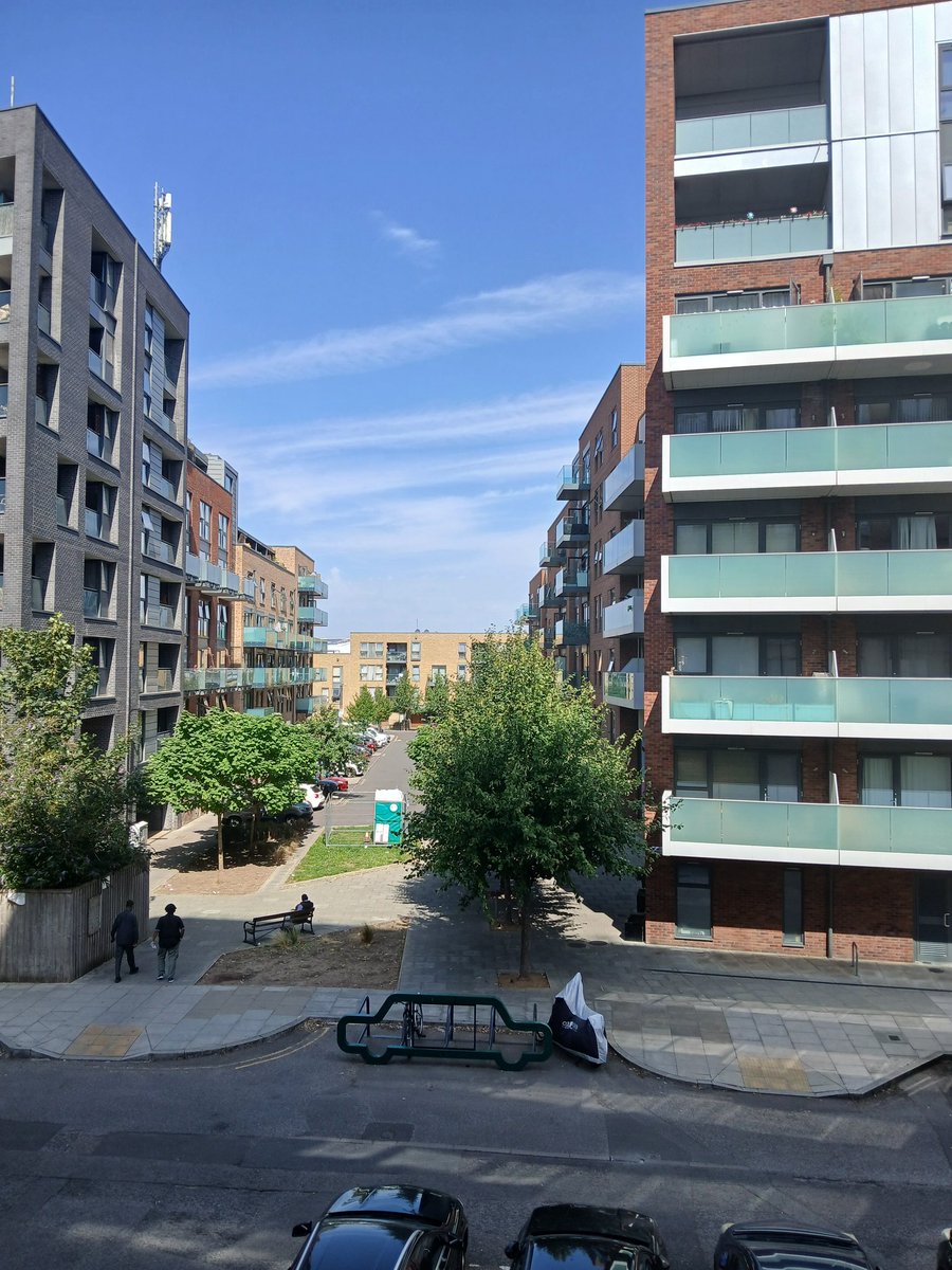 Morning London, the blue sky is back! 🌞