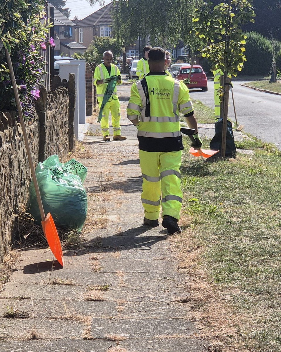 Hounslow Highways (@hounslowhways) on Twitter photo 🌞 Despite the heat, our incredible cleansing team is out in force today, tackling weeds across Shelley Crescent, Berkeley Waye, Lynmouth Gardens, The Croft & Ditton Road 🌿 #HounslowHighways #CommunityCare <a href="/LBofHounslow/">Hounslow Council</a> 🌞 Despite the heat, our incredible cleansing team is out in force today, tackling weeds across Shelley Crescent, Berkeley Waye, Lynmouth Gardens, The Croft & Ditton Road 🌿 #HounslowHighways #CommunityCare <a href="/LBofHounslow/">Hounslow Council</a>
