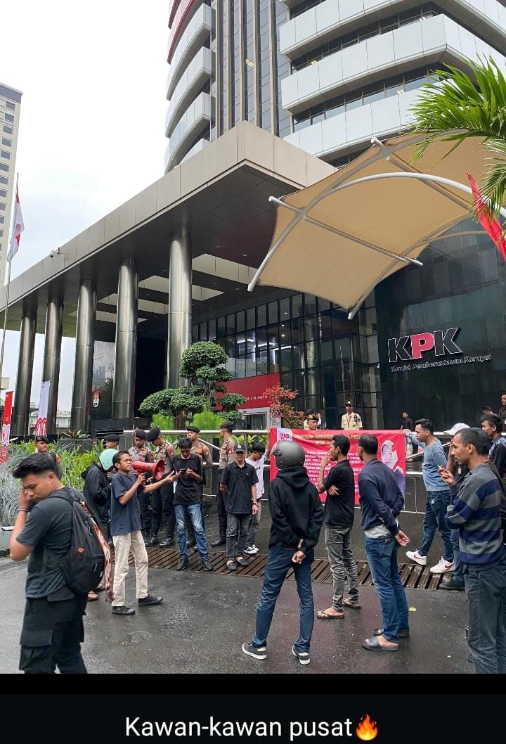 Adiityaa_pp's tweet photo. Kami meminta kepada pihak @KPK_RI untuk segera tangkap dan adili ketua DPRD NTB atas penggelapan anggaran pokir 72 milyar. 

Tolong atensi khusus ketua KPK @KPK_RI @kanal_kpk 

#tangkapisvi
#adiliketuaDPRDNTB
#KPK @KPK_RI @KPK_RI @KPK_RI https://t.co/231io5RD48